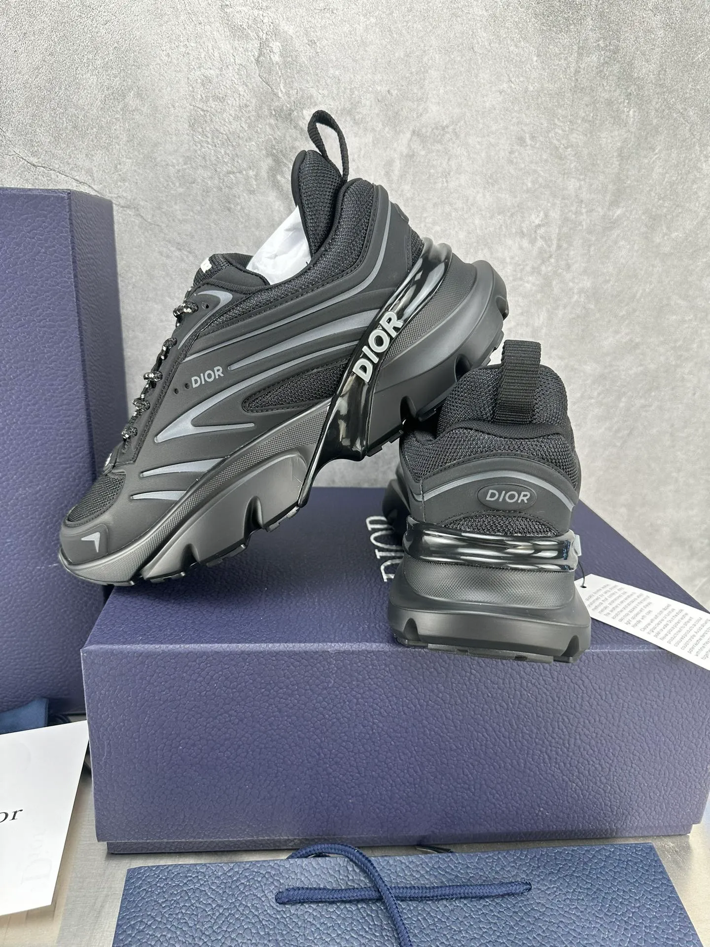 👟👟Ex-factory price 680👟👟 Dior B44 Blade sneakers for couples, a one-to-one replica of the original version. Embellishing the lifestyle capsule collection designed by lewishamilton, the dior B44 Blade sneaker is characterized by 2000s-inspired curves and a strong sense of volume. Promising a sporty yet retro-futuristic feel, they come in microfiber and canvas inlays and are embellished with the 'Dior' signature. These unique pieces, embellished with blades, capture the twisted beauty of the running world. The B44 Blade sneaker features a generous, voluminous silhouette inspired by the 2000s. Made from technical mesh, the upper features tonal technical fabric panels and features contrasting blade inserts on the sole for a running element. The Dior logo is featured on the upper, heel and sides. Two-tone laces and supportive socks accentuate its sporty aesthetic, giving the sneaker an ultra-modern edge to elevate its casual look. Couple size: 35-40, male 39-45